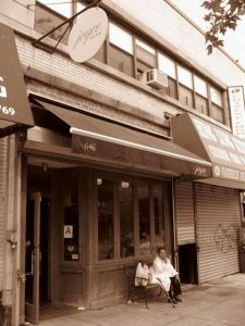 Joyce, un café sur Madison Ave au coin de Park Place